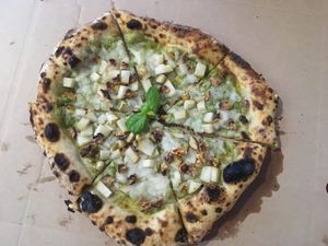 Verde pizza
Broccoli blue pesto, blue cheese, pears and nuts. at Plant Base in Lisbon