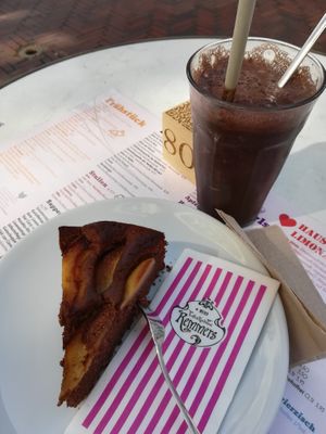 Schoko-Birnen-Kuchen vom Café Remmers und Schoko-Milkshake von Hilda at Cafe Remmers in Norden