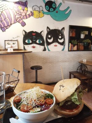 Menú 12.5€ Hamburguesa + ensalada+ bebida at Cat Bar in Barcelona