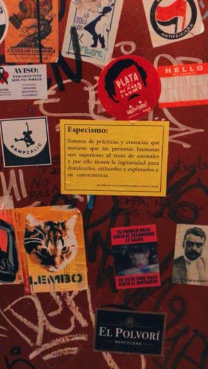 Puerta del baño at Cat Bar in Barcelona