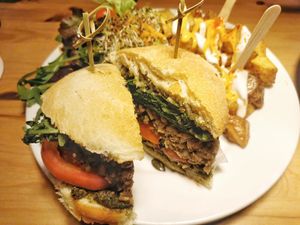 Plato combinado con burger crazy at Cat Bar in Barcelona