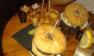 Incomparables hamburguesas de frijoles negros y miso. Deliciosas bravas veganas at Cat Bar in Barcelona