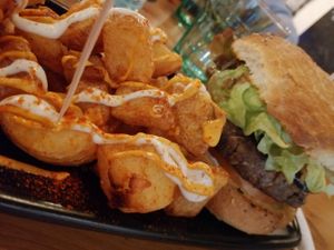 Black cat con patatas y veganesa.  #Veganuary at Cat Bar in Barcelona