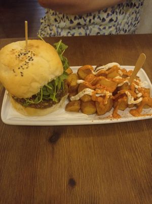 Burger con patatas bravas at Cat Bar in Barcelona