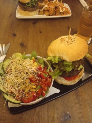 Black burger con ensalada at Cat Bar in Barcelona