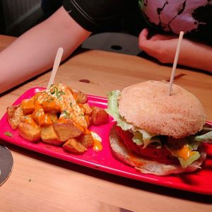 Patatas bravas + no em recorda el burger at Cat Bar in Barcelona