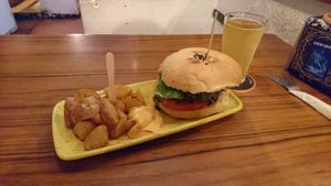 Crazy burger, patatas bravas y sidra at Cat Bar in Barcelona