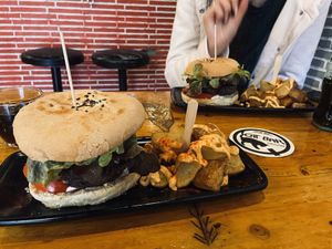 Black Cat Burger 🖤 at Cat Bar in Barcelona