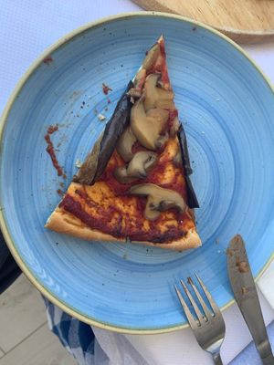 Veganised pizza with tomato sauce, mushrooms & eggplant (on request) at Taverna Keri in Zakynthos