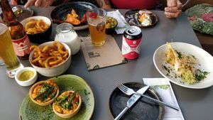 tomato wrap no-chicken tandoori &
tofu quiche with vegetables and mint at De Botanist in Breda