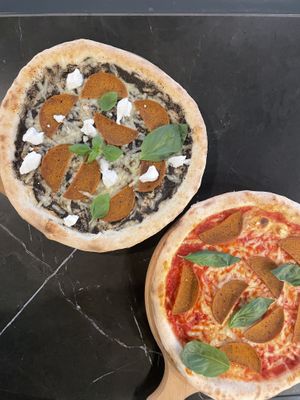 Pizza z peperoni roślinnym at Napoli in Gdynia