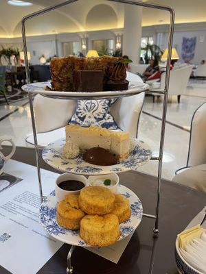 Scones & cake at The Phoenicia in Floriana