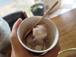 蛋糕都好好吃，栗子蒙布朗跟伯爵檸檬茶蛋糕，冰淇淋是草莓跟特殊莓果純素起司，很Q  at Premium SOW in Tokyo