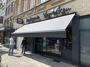 The store front sign above the has a different name but it’s here.  at Bakkerij Broos in Antwerpen