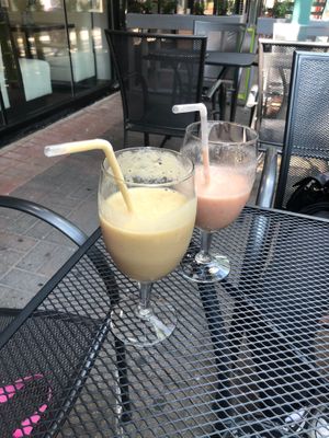 Apple Banana Juice and Mango Pineapple Juice  at Veggie House  in Chicago