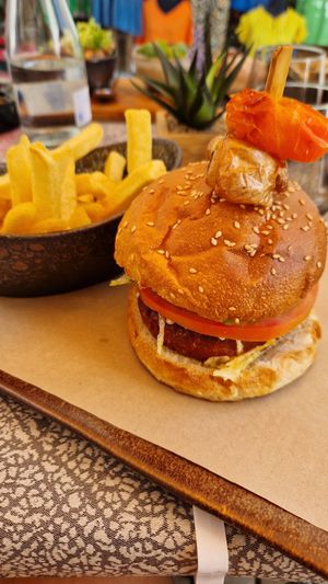Burguer Vegano com Batata frita caseira at Pratu's in Alcobaca