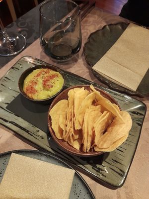 Tapas with guacamole at Pratu's in Alcobaca