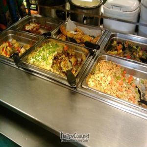 food bar at Farmers Market Store & Deli Cafe in Lahaina