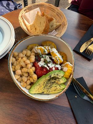Bowl de pimiento at Fresh Green in San Sebastian