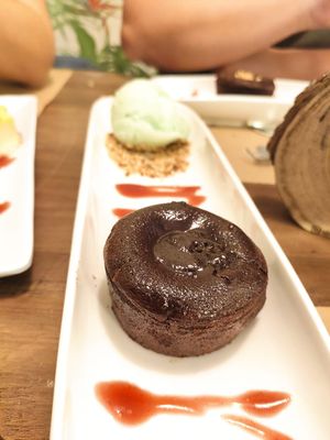 Coulant de chocolate con helado at Fresh Green in San Sebastian