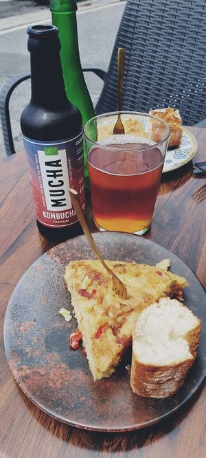 Pintxo de tortilla de patatas vegana y Kombucha Mucha (local, artesana y ecológica) at Fresh Green in San Sebastian