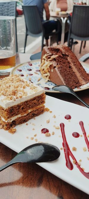 Tarta de zanahoria y pastel de chocolate caseros y veganos at Fresh Green in San Sebastian