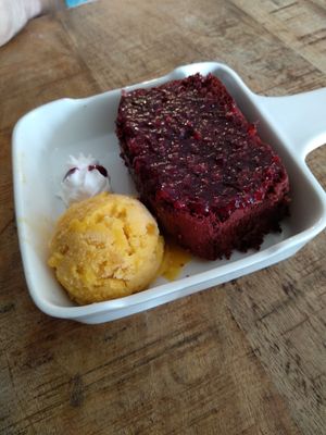 Bizcocho vegano de remolacha at Fresh Green in San Sebastian