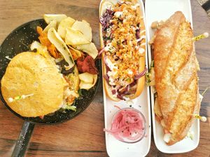 Burger, perrito caliente y bocadillo at Fresh Green in San Sebastian