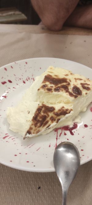 Tarta de queso (vegetariana, no vegana). Llena mucho y es bastante más grande de lo que parece. Merece totalmente la pena. at Fresh Green in San Sebastian