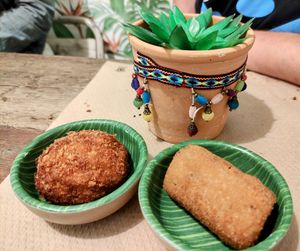 Croquetóns de cogomelos (esquerda) e chedar con olivas negras (dereita) at Fresh Green in San Sebastian