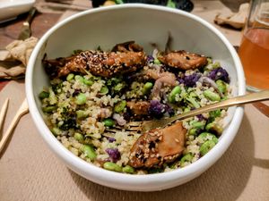 Bowl de bulgur con brócoli e edamame e proteína vexetal at Fresh Green in San Sebastian