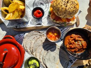 Mix de tacos y hamburguesa fresh green at Fresh Green in San Sebastian