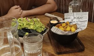 Nachos con guacamole y patatas con salsas mayo at Fresh Green in San Sebastian
