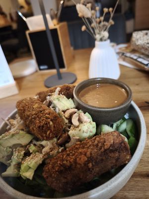 Vegane Tofubowl mit Asia Erdnusssoße 🥜 at TwentyOne in Lippstadt