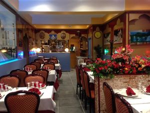 Vue intérieure at Le Taj Mahal in Orleans