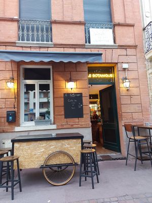 Front door at Le Botanique in Toulouse
