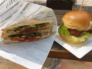 Sandwich und Jackfruit Burger at Che Vegan in Oberhausen