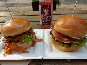 Saté Burger und Dol Che Vita at Che Vegan in Oberhausen