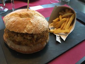 Tofu and lentil vegan hamburger at Agumas in Albanya