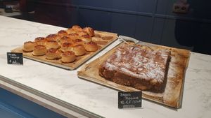 Cinnamon rolls and bread pudding at De Broodenier in Leuven