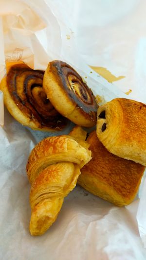 Mélange de couques : croissants, pains au chocolat, frangipane, cinnamon rolls, brioche sucre gingembre at De Broodenier in Leuven