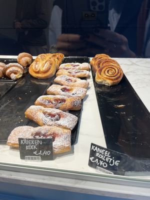 Vegan pastries   at De Broodenier in Leuven