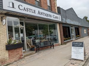 Front entrance at Castle Antiques Cafe in Haliburton