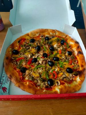 Vegan pizza (mushroom, olive, poivrons and capers) at La Mia Pizza in Paris
