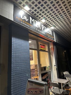   at La Mia Pizza in Paris