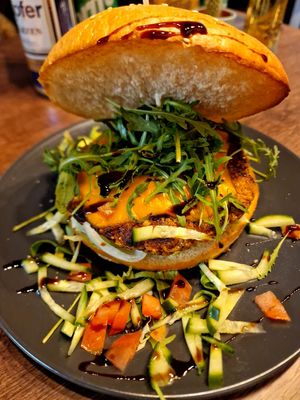 Cheeseburger mit Quinoa-Bohnen-Patty at Burger Pizza by EK in Landeck