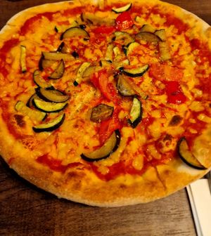 Pizza Verdure mit veganem Käse. at Burger Pizza by EK in Landeck