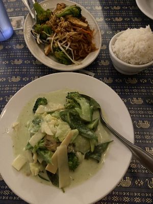 Green curry and pad Thai! Super 👌🏽 at Thai Chef in Lahaina