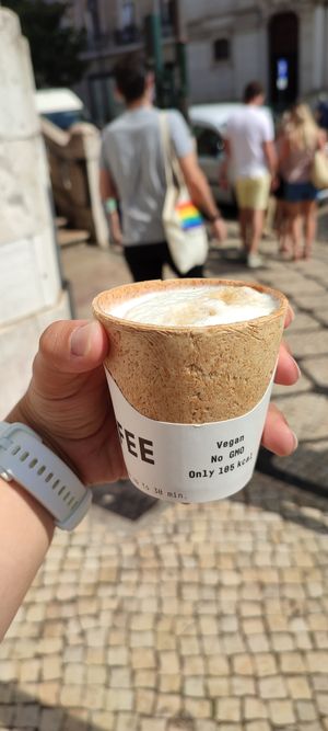 The eatable coffee cup at Vegan Nata - Chiado in Lisbon
