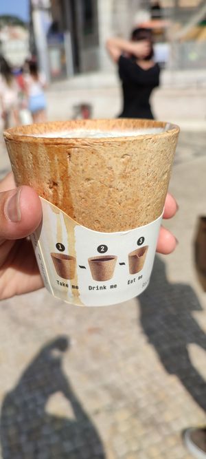 Eatable coffee cup at Vegan Nata - Chiado in Lisbon